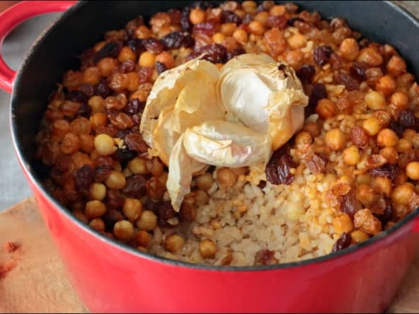 Riz au four aux pois chiches et aux raisins