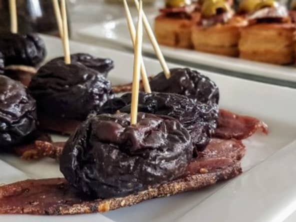 Pruneaux mi-cuits farcis lardés au magret séché