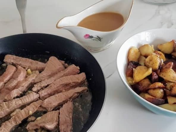 Pavés de rumsteck piqués d'anchois et à la crème d'ail
