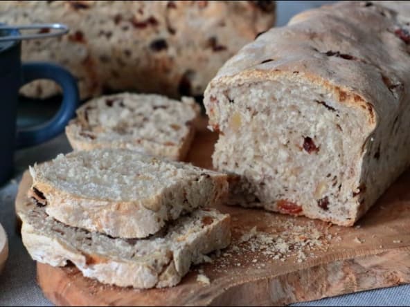 Pain maison aux raisins, noix et cannelle