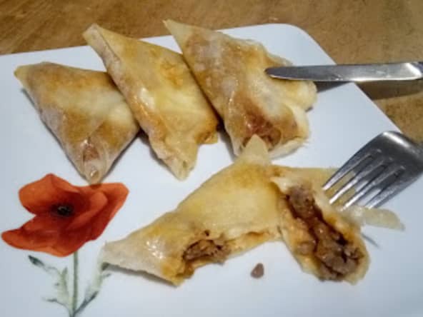 Les samoussas au boeuf haché, tomate et mozzarella pour l'apéritif