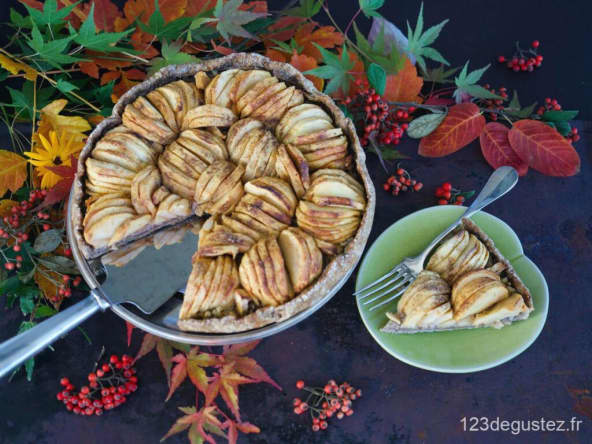 Tarte aux pommes épicée aux noix, un délicieux dessert automnal