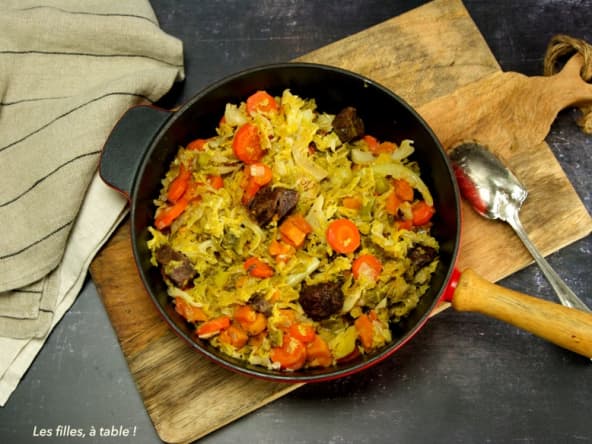 Joues de porc confites, poêlée de chou vert, carottes et poireau