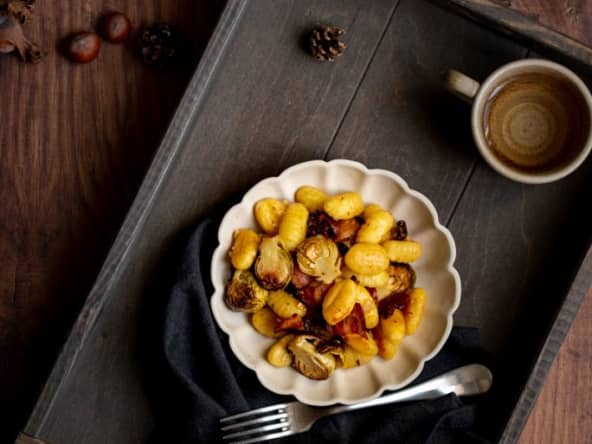 Gnocchis rôtis aux choux de Bruxelles et poitrine fumée