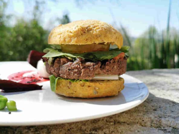 Steak de haricots rouges et tofu fumé aux saveurs braisées