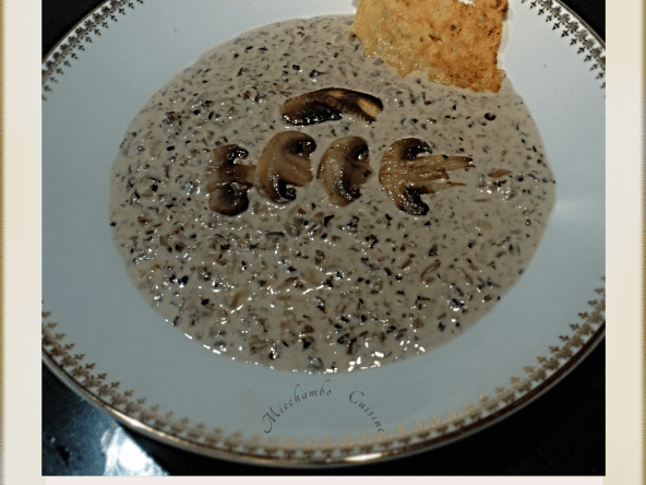 Velouté festif de champignons, chips de parmesan et pignons