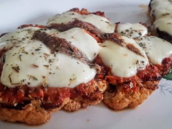 Pizza sans gluten avec une pâte de chou fleur