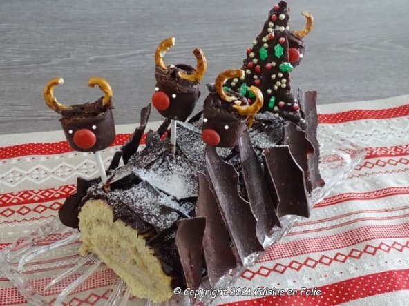 Bûche mousse Mascarpone et café, décor ganache et copeaux de chocolat noir pour les fêtes