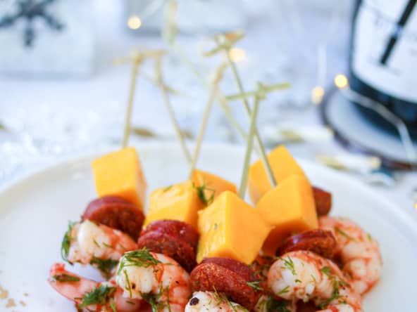 Brochettes de crevettes marinées, mangue et chorizo grillé