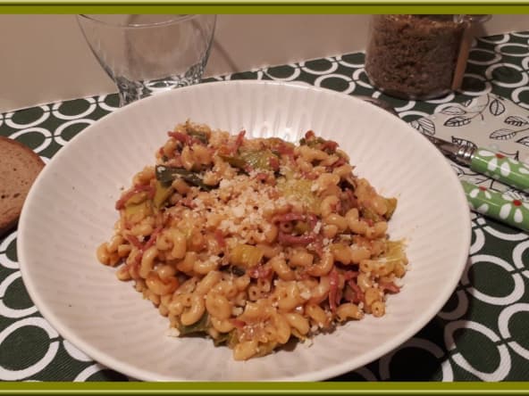 Coquillettes aux poireaux, et jambon râpé fumé au Cookéo