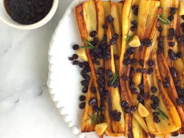 Panais confit avec cassis marinés.