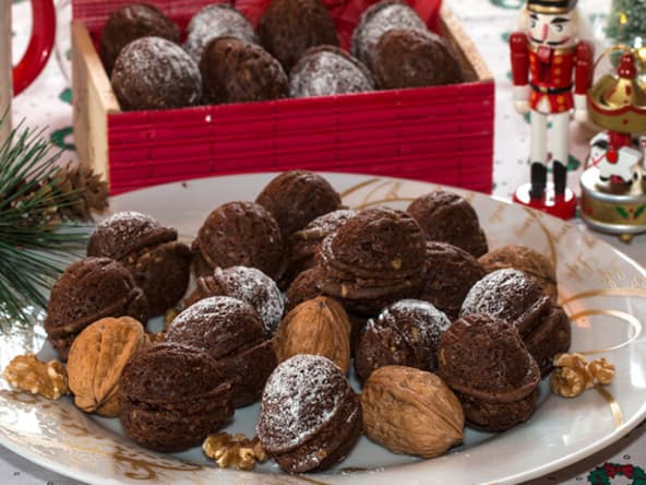 Sablés au chocolat, fourrés, en forme de Noix