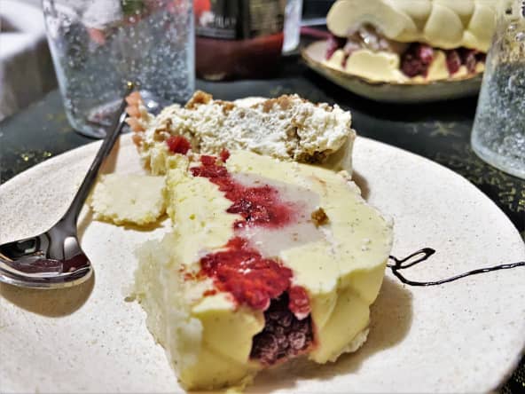 Bûche glacée de fin d'année crème brulée, litchi et framboise