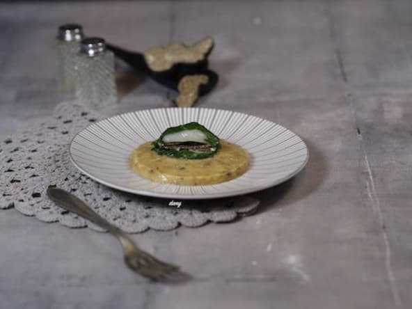 Noix de saint-jacques truffée en robe d'épinards, purée de poireaux et pommes de terre