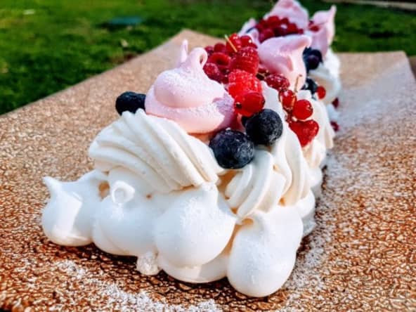 Pavlova, bûche de Noël, meringue à la française, aux fruits rouges
