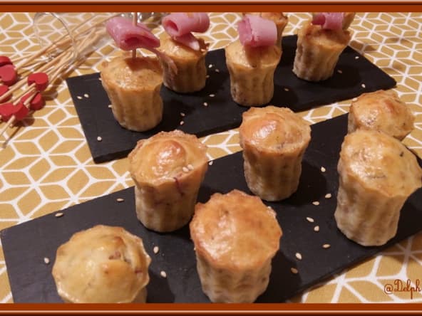 Minis cannelés au yaourt, bacon et sésame grillé
