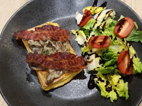 Gaufres salées à la butternut, sauce champignons gorgonzola et bacon