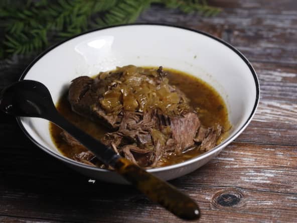 Paleron de boeuf confit aux oignons et aux épices