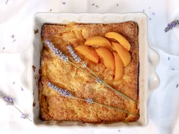 Moelleux aux abricots, poudre d'amandes et fleurs de lavande