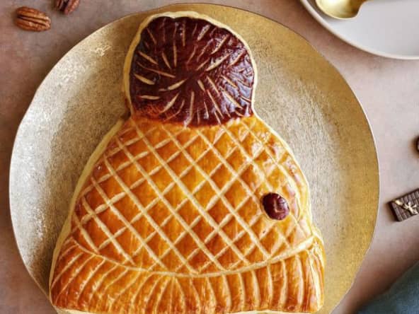 Galette des rois aux noix de pécan en forme de bonnet à pompon
