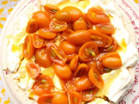 Pavlova à l'extrait de cardamome et aux kumquats