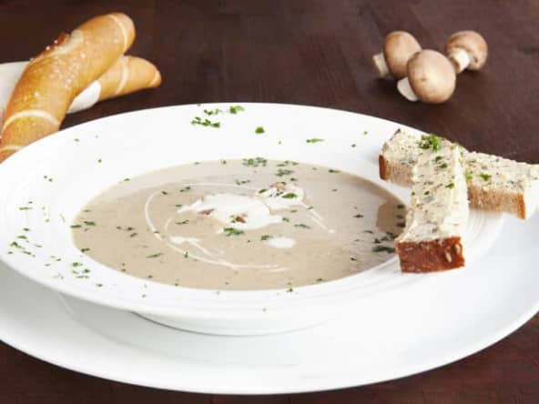 Velouté de champignons de Paris et parmesan