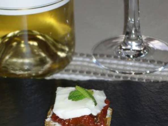 Canapé de tomates séchées et mozzarella sur du pain d’épices