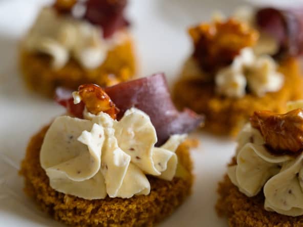 Toast de pain épices au magret, noix caramélisées et fromage figue-noix pour l'apéritif