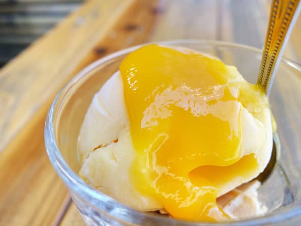 Coulis de mangue sur crème glacée