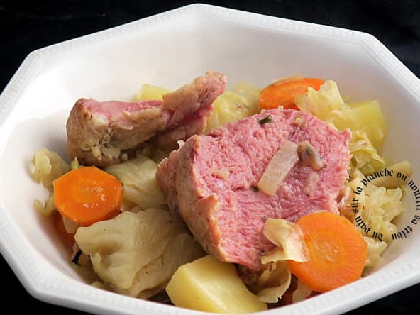 Potée au chou et à la palette de porc demi-sel, un délicieux plat d'hiver
