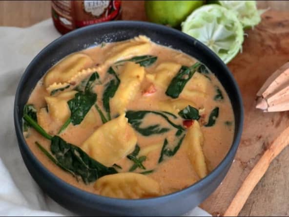 Soupe thaï de curry rouge aux tortellini