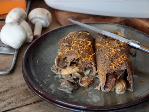 Pannequets de crêpes gratinés au poulet, champignons et fromage mimolette
