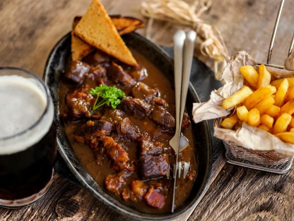 Carbonade flamande, frites et verre de bièrre
