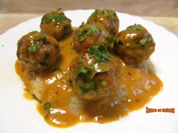 Boulettes thaï en sauce aux cacahuètes et lait de coco
