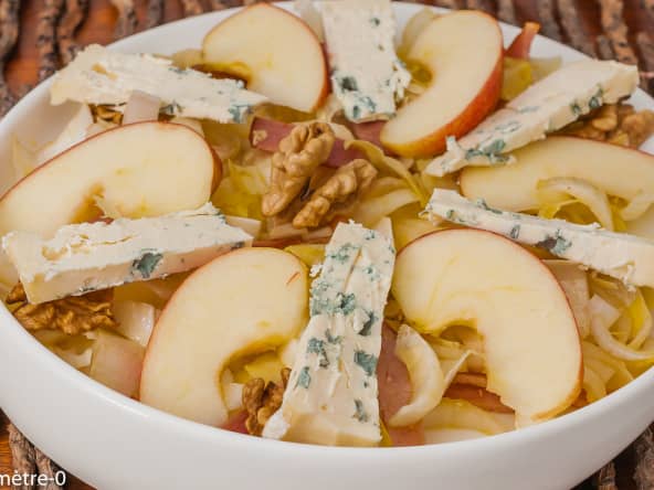Salade d’endives au bacon, pommes, fourme d’Ambert et noix