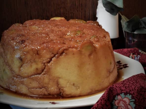 Gâteau de semoule aux raisins secs bien caramélisé