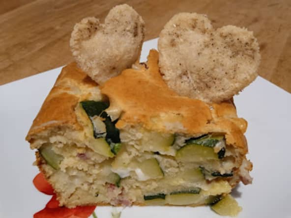 Le cake aux courgettes, lardons et mozzarella et petits cœurs de parmesan