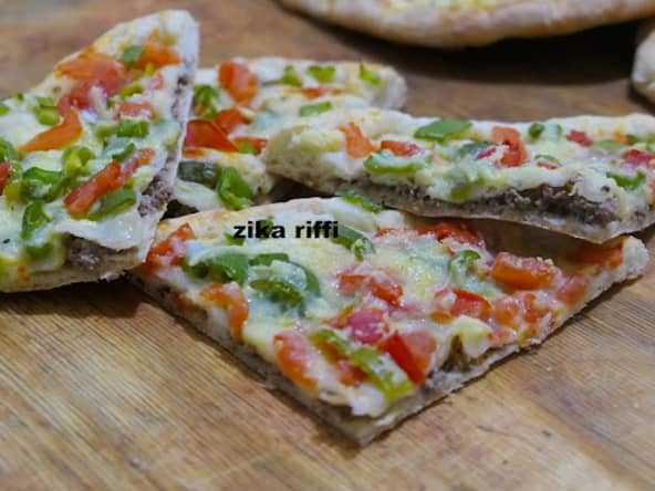 PIZZA FINE À DEUX COUCHES - DOUBLE GARNITURE- VIANDE HACHÉE - FROMAGE ET LÉGUMES