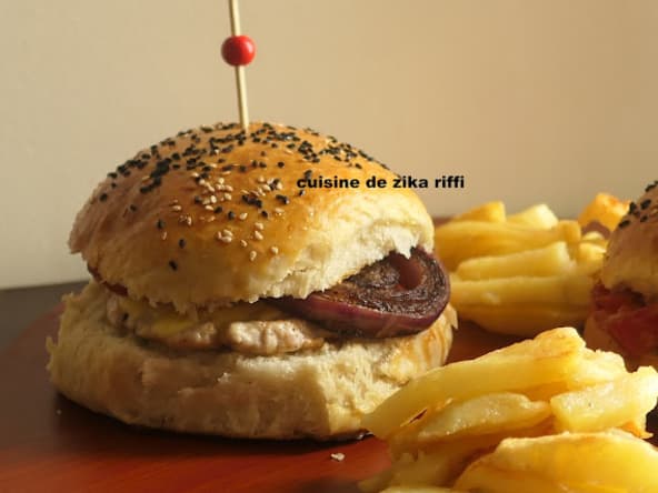 HAMBURGERS AUX STEAKS DE POULET HACHÉ - FROMAGE- OIGNONS ET TOMATES GRILLÉS