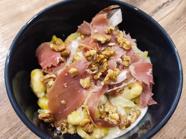 Gnocchis poireaux, jambon fumé, fromage roquefort et noix