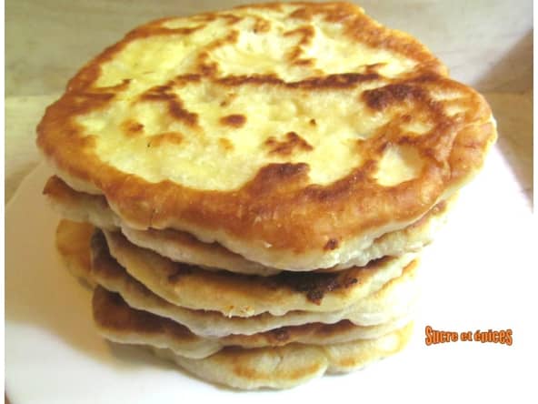 Pains frits au fromage frais salé comme en Moldavie