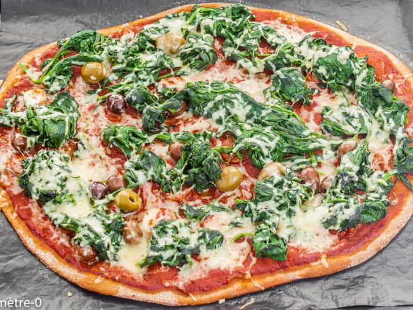 Pizza aux épinards, chorizo et olives
