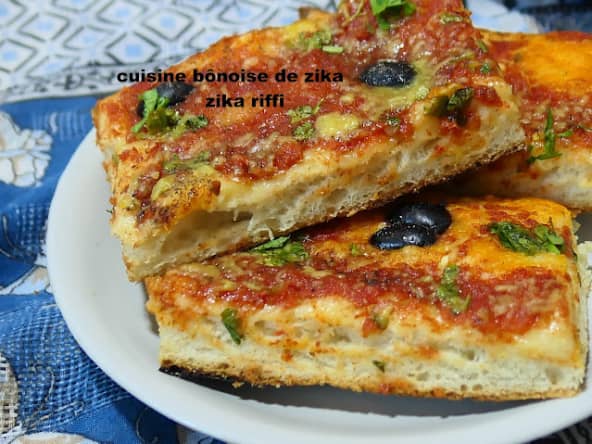 FOUGASSE AUTHENTIQUE BÔNOISE À LA SEMOULE - GROSSE PIZZA PLUTÔT RECTANGULAIRE QUE CARRÉE