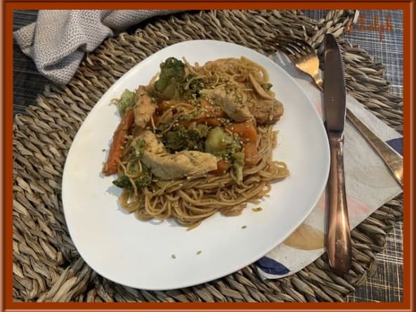 Nouilles chinoises, aux carottes, brocoli et poulet