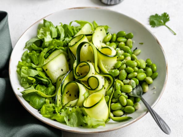 Salade de courgettes, edamames et sauce à la coriandre