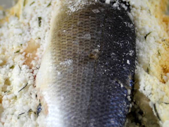 Bar en croûte de sel, moelleux et savoureux