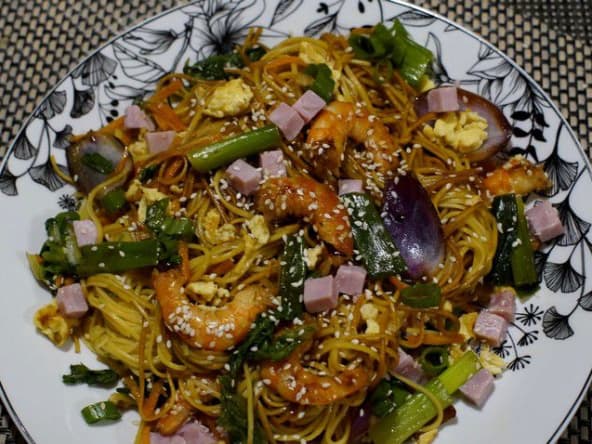 Sauté de nouilles chinoises au jambon comme à La Réunion