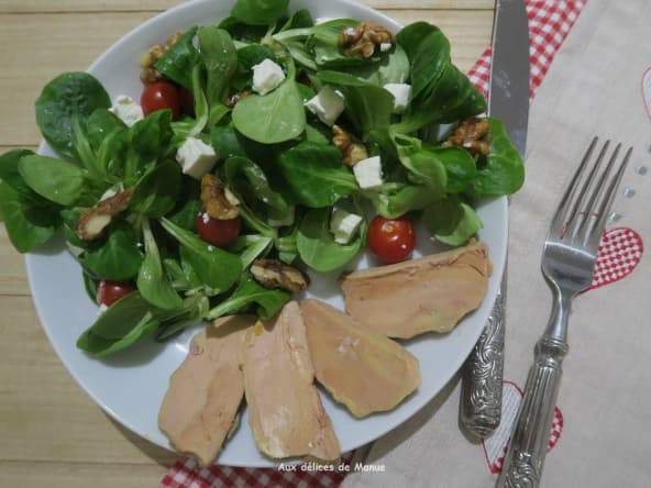 Salade de mâche aux noix, feta et foie gras