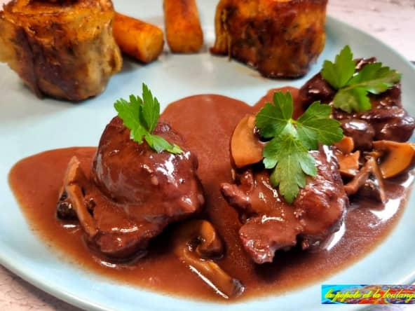 Joues de porc braisées au vin rouge