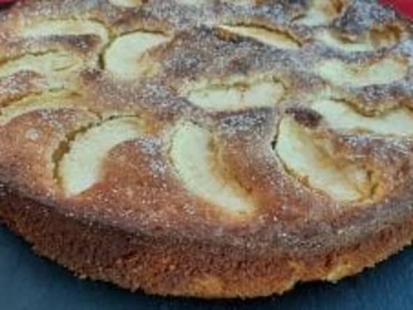 Gâteau aux pommes avec polenta et poudre d'amandes